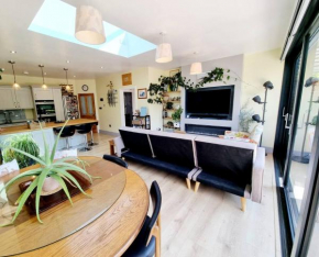 Cosy Family Haven: Spacious 3-Bedroom Retreat in Christchurch